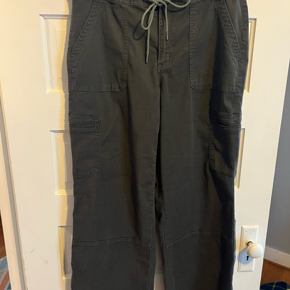 ARULA Women's Dark Olive Cargo Pants size 12